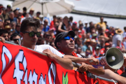 Una hora abans de començar el partit, les immediacions del Nou Estadi estaven plenes d'aficionats del Nàstic.