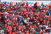 Una hora abans de començar el partit, les immediacions del Nou Estadi estaven plenes d'aficionats del Nàstic.