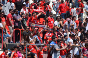 Una hora abans de començar el partit, les immediacions del Nou Estadi estaven plenes d'aficionats del Nàstic.