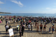 Últim bany del 2016 a la platja del Miracle de Tarragona.