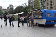 Els food trucks instal·lats a la plaça Llibertat donen el tret de sortida a la Festa de la Primavera Vintage, que des d'aquest dijous a la tarda fins al diumenge omplirà d'activitats el centre de Reus. El photocall revival i el concert d'Afterdark Trio completen els actes d'aquest espai.