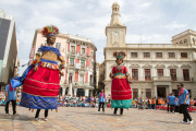 Per Corpus és tradició que els elements festius de Reus ballin a la plaça del Mercadal, i que els infants dels centres escolars del municipi els vagin a veure durant tot el matí, mentre el consistori reparteix coca amb cireres de franc. Una altra de les grans atraccions és l'Ou com Balla, a la plaça del Castell.