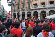 Després de la primera celebració al camp del CF Reus Deportiu, els aficionats s'han dirigit a la plaça de Prim per seguir festejant l'ascens directe a Segona Divisió A.