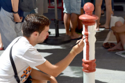 Jornada de 'redecoració' dels pilopns del carrer Comte de la Part Alta de Tarragona.