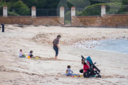 Els menors, acompanyats dels pares, han tornat a sortir en el primer pas del desconfinament