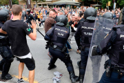 Càrregues policials realitzades per la Policía Nacional a la plaça Imperial Tàrraco després d'intervenir a l'InstTarragona.