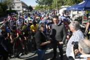 Imatges del moment de la sortida de la segona edició de la Clàssica Xavi Tondo de Valls, que ha comptata amb la presència de Miguel Indurain.