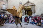 El gegants, l'àliga i els nans han acompanyat la tradicional professó per la ciutat