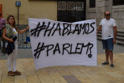 Centenars de persones omplen la plaça de la Font demanant diàleg als polítics.