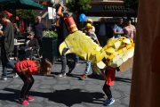 Centenars de persones participen en l'estrena de Fes-te la festa