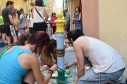 Aquest ja és el dotzè any que es pinten els pilons del carrer Comte