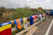 Una setmana després de l'accident, milers de persones han fet una marxa lenta des de Riudoms fins a Montbrió per retre homenatge als ciclistes morts