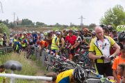 Una setmana després de l'accident, milers de persones han fet una marxa lenta des de Riudoms fins a Montbrió per retre homenatge als ciclistes morts