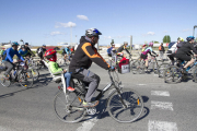 Els carrers de Tarragona s'omplen de ciclistes grans i petits