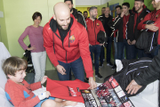 Els jugadors del Reus d'Hoquei visiten els infants ingressats al Sant Joan de Reus