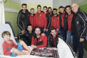 Els jugadors del Reus d'Hoquei visiten els infants ingressats al Sant Joan de Reus