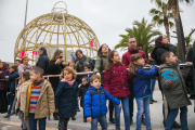 Els nens entreguen el llistat de desitjos i regals que volen que els concedeixin els reis mags