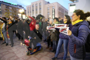 Un centenar de persones clama contra Llarena a les portes del Palau de Justícia.