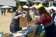 Reus ha celebrado Sant Jordi con los puestos de libros y de rosas en el parque de Sant Jordi. Se ha generado una larga cola para acceder que daba la vuelta al acceso al parque. Los visitantes recibían un número para estar un tiempo marcado dentro del recinto.