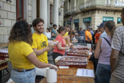 El Corpus a Reus torna a la normalitat. A la plaça del Mercadal es van repartirles tradicionals coques amb cireres.