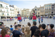 El Corpus a Reus torna a la normalitat. A la plaça del Mercadal es van repartirles tradicionals coques amb cireres.