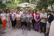 El alumnos, las autoridades y la profesora del Aula de Formación de Adultos de la Pineda y de la Plana, durante la clausura de los cursos.