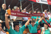 Els castellers de Vilafranca recollint el premi que els proclama guanyadors.