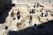 Zona on s'ha trobat una plaça del segle I mentre la visiten representants dels consistori, els directors de l'excavació i la premsa.