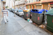 Els contenidors del carrer de l'Escultor Rocamora estan envoltats de brossa gairebé cada dia.