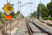 Imatge d'arxiu d'unes vies de tren a les Terres de l'Ebre