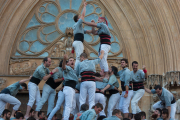 Celebració dels Castellers de Sants després de descarregar el 2de9 amb folre i manilles a la diada del Pla de la Seu.