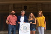 L'alcalde i els regidors amb l'autora del cartell de les festes, Rut Gisbert.