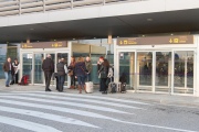 Una imatge d'arxiu de l'accés a la terminal de l'Aeroport de Reus, amb alguns passatgers.