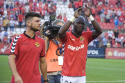 Archille Emaná, al costat de Jordi Calavera, després de quedar eliminat de la promoció d'ascens contra l'Osasuna, al Nou Estadi.