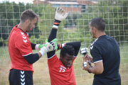 Manolo Reina i Fabrice Ondoa, durant un dels entrenaments de la plantilla en l'estada que l'equip va realitzar a Peralada.