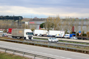 Imatge del passat divendres, 1 de desembre, amb camions aturats a l'AP-7 amb les rodes puntxades.