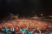 El grup al final d'un concert sobre l'escenari.