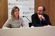 La presidenta del Consell d'Administració de l'Hospital Sant Joan de Reus, Noemí Llauradó, i el director general del centre, Jordi Colomer, durant una roda de premsa.