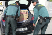 La Guàrdia Civil va interceptar el vehicle amb haixix i marihuana després que fos abandonat a Cambrils.