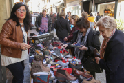 Compradors, a un dels comerços que participa a la campanya.