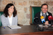 L'economista de la Diòcesi de Tortosa, Cinta Subirats, i l'ecònom diocesà, mossèn Víctor Cardona, en roda de premsa per presentar el balanç econòmic de l'any 2015. Imatge del 2 de novembre de 2016 (horitzontal)