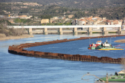 Imatge d'arxiu dels treballs de descontaminació del pantà, l'any 2013, a l'interior del tancat instal·lat per dur a terme la neteja.