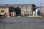 Dos homes esperen a l'entrada de la fàbrica d'Ercros a Flix. Gener de 2016