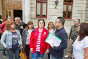 Treballadors afiliats a CCOO en l'acció reivindicativa del passat octubre, davant del consistori.