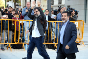 Jordi Cuixart i Jordi Sànchez, en el moment de la seva arribada a l'Audiència Nacional per declarar per sedició, aquest 16 d'octubre.