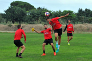 Els jugadors preparen el partit a consciència.