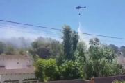 L'helicòpter treballant per apagar el foc.