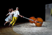 Imatge de l'espectacle 'Amigoo', de Mumusic Circus, en una escena divertida on un home i una dona dansen, agafats a un violoncel