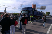 Primers vehicles aturats davant de les persones que tallen la N-340, a l'altura de les Cases d'Alcanar per protestar per l'empresonament d'alguns consellers.