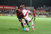 Ramon Folch disputa una pilota amb Mojica, un oponent del Rayo Vallecano, en la setena jornada.